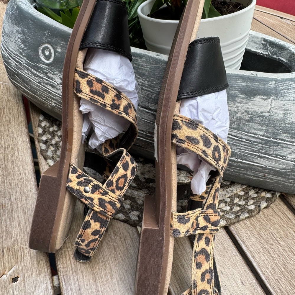 Clarks CollectionWomen's Declan Black and Leopard Print Sandals 7.5 Med. - Picture 2 of 5